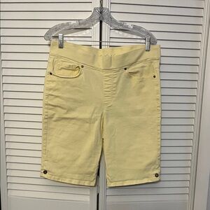 Gloria Vanderbilt Women's Yellow Bermudas
Size 12